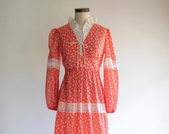 1970s Red Calico Vintage Gunne Sax style prairie dress with lace detail and trim / bright red floral print maxi dress / batsheva style