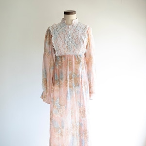 1970s pink floral Calico Vintage Gunne Sax style prairie dress with lace detail and trim / pastel floral print maxi dress / batsheva style