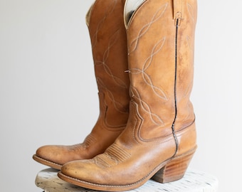 Vintage Braune Lederstiefel mit gesticktem Detail Herren 8 Damen 10 Cowboy-Stiefel Acme Boot im Stil der 70er Jahre / hergestellt in den USA
