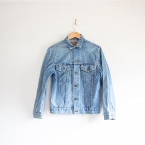 Vintage distressed Levi jean jacket slim small / medium two pocket 1970s indigo dark wash classic trucker faded distressed vintage 75505 02