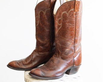 Vintage J Chisolm-Stiefel aus braunem Leder mit gesticktem Detail, Damengröße 10,5, Herrengröße 9, Cowboystiefel, klassischer 1970er-Jahre-Stil, zeitlose spitze Spitze