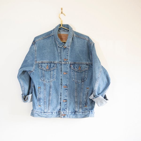 veste en jean Levi vintage détruite fondu d'été Moyen quatre poches / coupe boxy des années 1990 Camionneur classique indigo moyen délavé lavage léger en détresse