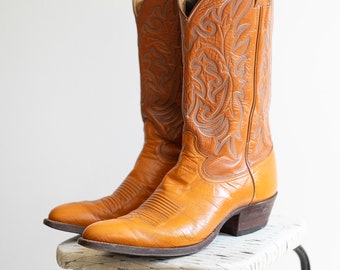 Vintage Braune Lederstiefel mit gesticktem Detail Herren 10 Cowboy Stiefel 70er Jahre Stil Justin Boot / Made in Vintage Leather