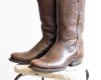 Vintage braune RJ Foley-Stiefel aus gekrispeltem Leder mit gesticktem Detail. Herren-Cowboystiefel in Größe 9, klassischer 1970er-Jahre-Stil, zeitlose spitze Spitze