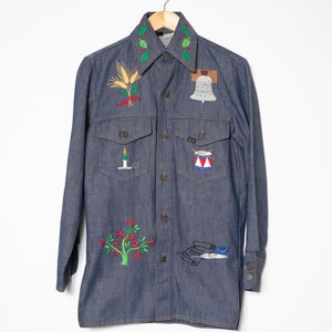 Chambray 1970s Vintage Oxford button down shirt con detalles bordados / adornado bordado flower power vintage denim shirt