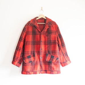 Vintage heren 44 Buffalo Plaid Wool veldjas knop omhoog Duxbak / Mens Vintage wollen jachtjas rood en zwart geruite jaren &#39;50 jaren 1950 werkkleding
