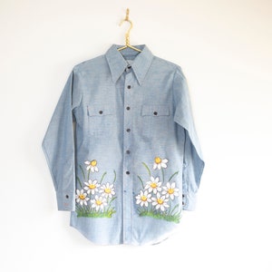 Chambray 1970s Vintage Oxford camisa con botones cosidos en detalles de flores / adornado calico flower power camisa de mezclilla vintage
