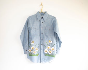 Chemise boutonnée Oxford vintage des années 1970 en chambray avec des détails de fleurs cousus / chemise en jean vintage embellie calico flower power