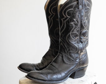 Vintage schwarzer Leder-Cowboystiefel mit minimaler Stickerei, Herrengröße 9,5, Damengröße 11 / schwarzer Lederreitstiefel aus den 1960er Jahren / hergestellt in den USA / großer Vintage-Stiefel
