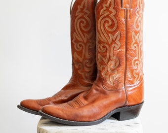 Braune Vintage-Lederstiefel mit gesticktem Detail. Herren-Cowboystiefel 10,5 im klassischen 1970er-Jahre-Stil von Justin / hergestellt in den USA aus Vintage-Leder