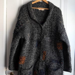 Gemusterter 80er Jahre Handstrick Cardigan Gil Aimbez / 2x XXL XL 90er Jahre Strickjacke 1990er Jahre warmer Pullover / statisch von Gil Aimbez