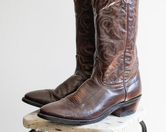 Braune Vintage-Cowboystiefel aus braunem Leder mit gesticktem Detail, Herrengröße 10,5 von J Chisolm / Ledersohle im 70er-Jahre-Stil, hergestellt in den USA