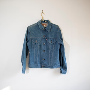 Vintage distressed Levi jean jacket medium two pocket 42 1970s indigo classic trucker faded distressed destroyed vintage 70505 0213