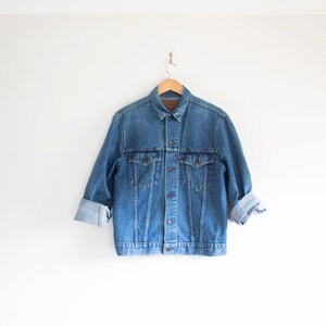Vintage distressed Levi jean jacket slim Large 42 two pocket 1970s indigo dark wash classic trucker faded distressed vintage orange tab