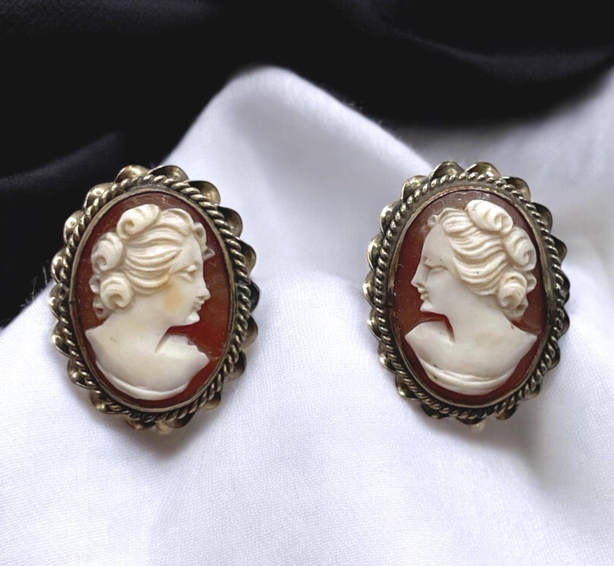 希少　アンティーク　ボーンアート　手彫りブローチk 希少アンティークボーンアート手彫りブローチk