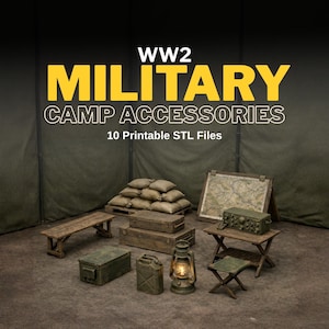 Pode incluir: Imagem com vários acessórios de acampamento militar da Segunda Guerra Mundial. O texto diz "WW2 MILITARY CAMP ACCESSORIES" e "10 Printable STL Files". A cena inclui caixas de madeira, um mapa, um rádio, uma lanterna e sacos de areia.