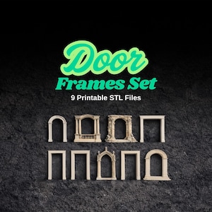 Könnte beinhalten: Ein Satz von neun druckbaren STL-Dateien mit verschiedenen Türrahmen-Designs. Der Text "Door Frames Set" ist in grüner Schrift, darunter "9 Printable STL Files". Die Rahmen sind hellbeige, vor einem dunklen, strukturierten Hintergrund.