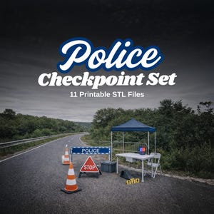 Könnte beinhalten: Ein Bild eines Polizeikontrollpunkts auf einer Straße. Die Szene umfasst ein blaues Zelt, einen Tisch, ein Stoppschild, Verkehrskegel und ein Schild mit der Aufschrift "POLIZEI". Der Text "Police Checkpoint Set" und "11 Printable STL Files" sind oben zu sehen.