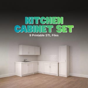 Può includere: Un set di mobili da cucina bianchi è esposto su uno sfondo di piastrelle bianche e pavimenti marroni chiari. Il testo "KITCHEN CABINET SET" è in verde e blu. Il testo "9 Printable STL Files" è sotto.