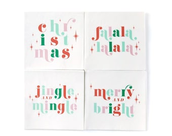 Könnte beinhalten: Vier quadratische weiße Papierservietten mit festlichem Text in Rot, Grün und Pink. Die Designs enthalten die Schriftzüge Christmas, fa la la la la, jingle and mingle sowie merry and bright, akzentuiert durch kleine sternförmige Grafikelemente.