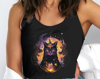 Può includere: Canotta nera con un design di gatto mistico. Il gatto, con un corno di unicorno, è ambientato su uno sfondo di tonalità viola e arancioni, con un globo luminoso in basso. Il design ha un tema magico e fantasy.