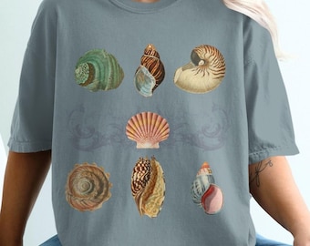 Maglietta con conchiglie, maglietta Boho Ocean, maglietta Comfort Colors, maglietta per gli amanti della spiaggia, conchiglie artistiche, maglietta da collezionista di conchiglie, maglietta per le vacanze al mare
