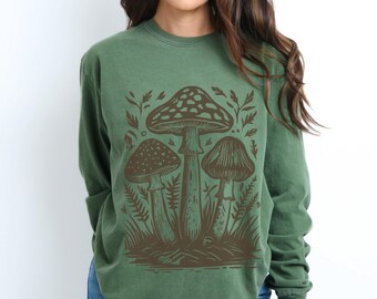 Mushroom Woodcut Style Long Sleeve Comfort Colors T-shirt, Vint Linocut Look Mushroom Tee, Nature Lover Gift, Fall Boho Trendy Retro Chic T