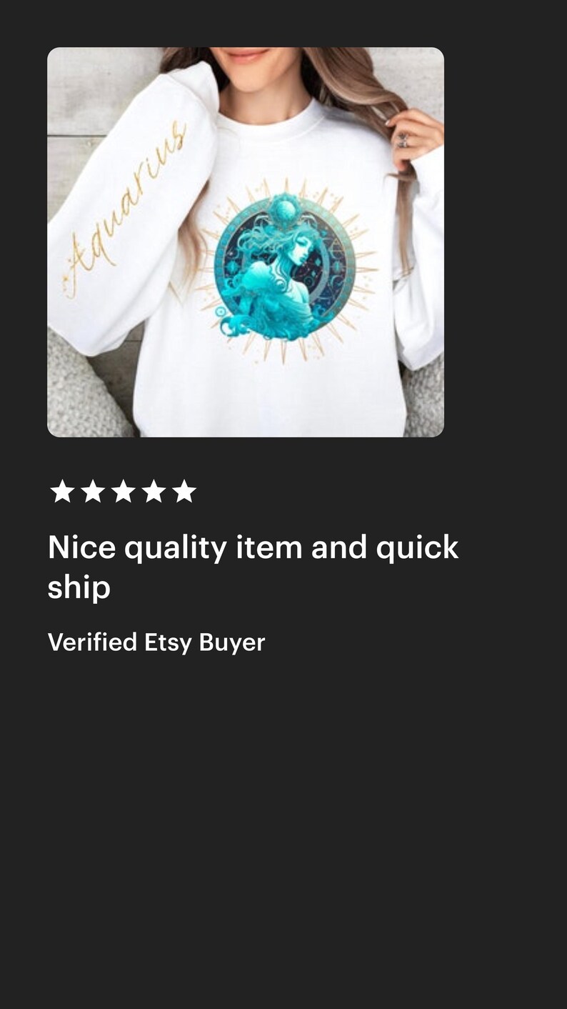 Puede incluir: Sudadera blanca con un gr&aacute;fico dorado de un signo zodiacal de Acuario. El gr&aacute;fico presenta a una mujer con cabello azul y un dise&ntilde;o celestial. Las palabras "Aquarius" est&aacute;n escritas en dorado en la manga.