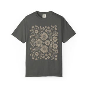 Camiseta Boho Floral, Camiseta Monocromática em Cores Confortáveis, Estilo Vintage Cottagecore, Presente para Amantes da Natureza, Camiseta Boho Moderna com Estética Retrô Chic Pepper