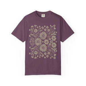 Camiseta Boho Floral, Camiseta Monocromática em Cores Confortáveis, Estilo Vintage Cottagecore, Presente para Amantes da Natureza, Camiseta Boho Moderna com Estética Retrô Chic Berry