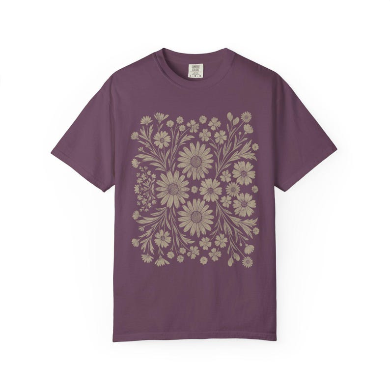 Camiseta Boho Floral, Camiseta Monocromática em Cores Confortáveis, Estilo Vintage Cottagecore, Presente para Amantes da Natureza, Camiseta Boho Moderna com Estética Retrô Chic Berry