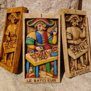 LE BATELEUR. Sculptural half-relief of the Tarot card "The Magician". Relieve escultórico de la carta del Tarot "El Mago"