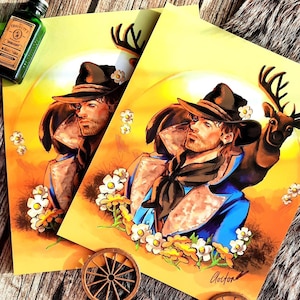 Könnte beinhalten: Zwei Illustrationen eines Mannes mit Cowboyhut und blauer Jacke, neben dem ein braunes Reh steht. Die Illustrationen sind auf gelbem Hintergrund mit weißen Blumen. Der Text "Chocton" befindet sich in der rechten unteren Ecke des Bildes.