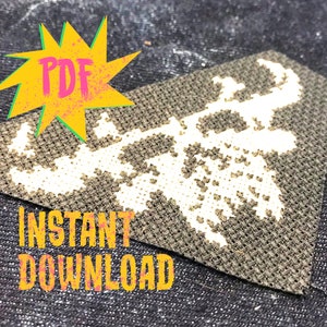 Op de afbeelding: Een wit kruissteekpatroon van een gestileerde boom op een bruine stoffen achtergrond. De stof heeft een driehoekige vorm. De woorden "INSTANT DOWNLOAD" en "PDF" zijn zichtbaar in de afbeelding.