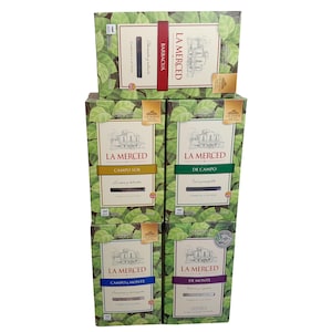Può includere: Cinque scatole rettangolari di yerba mate La Merced disposte in una pila. Ogni scatola presenta un motivo a foglie verdi, un'etichetta centrale bianca con l'illustrazione di una casa e testi specifici tra cui Barbacua, Campo Sur, De Campo, Campo & Monte e De Monte.