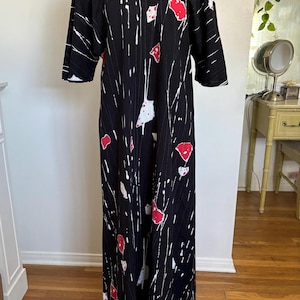 Vintage 70er Jahre Kaftan Kleid rot schwarz weiß kurze Ärmel gerader aber fließender Rundhalsausschnitt Hawaii-Stil abstraktes Design Damengröße Large