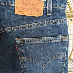 Levi's 550 vintage azul oscuro marcado 31 x 34 largo pestaña roja parche trasero de cuero grande remaches de cobre cintura alta cremallera estilo western Levi's