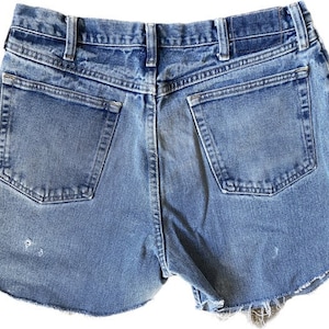 Peut inclure: Short en jean bleu clair avec des bords effilochés et une poche arrière.