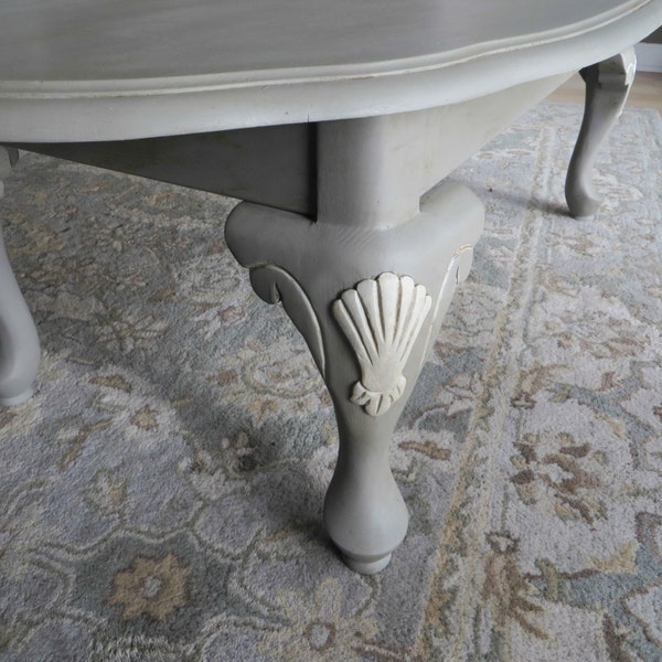 Playa francesa estilo vintage mesa con adorno de concha pintada con pintura de tiza de Annie Sloan francés lino.