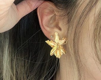 Förgyllda orkidéörhängen: Exotisk blomma, handgjorda