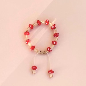 Glas Pilz Bettelarmband: verstellbarer Cottagecore Schmuck