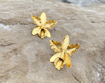 Brincos de orquídea artesanais banhados a ouro.