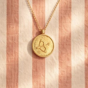 Puede incluir: Una taza de cerámica blanca con un asa negra y el texto "But First, Coffee" en negro, con una fuente de estilo manuscrito. La taza está sobre una superficie blanca.