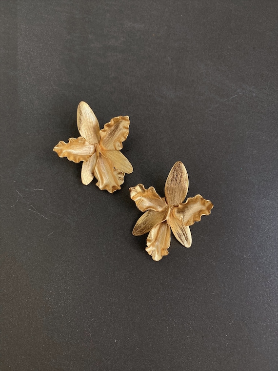 Orecchini Pendenti con Petali d'Oro - Doppio Fiore Strutturato, Gioielli da Donna