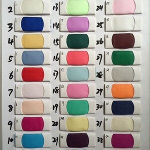 Puede incluir: Carta de colores con 35 muestras de tela en varios colores, incluyendo rojo, azul, verde, amarillo, rosa, naranja, blanco, negro y morado. La carta est&aacute; etiquetada con los n&uacute;meros del 1 al 35.