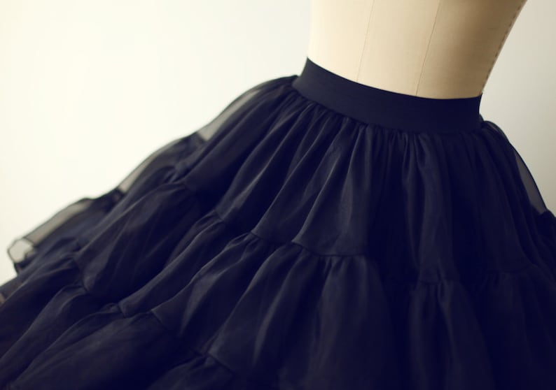 Puede incluir: Una falda de tul negra con m&uacute;ltiples capas y una cintura el&aacute;stica ancha.
