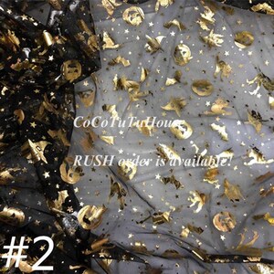 Pu&ograve; includere: Tessuto di tulle nero con una stampa in foglia d'oro di stelle, zucche, pipistrelli e streghe. Il tessuto &egrave; trasparente e ha una texture delicata. Il testo "CoCoTuTuHouse" e "RUSH order is available!" &egrave; stampato sul tessuto.