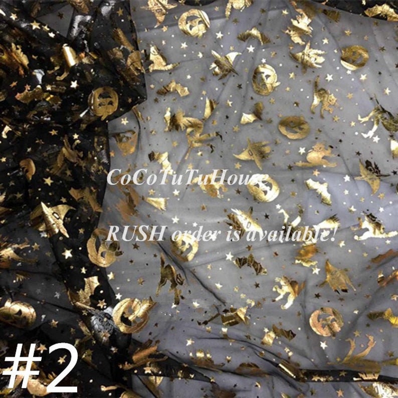 Pu&ograve; includere: Tessuto di tulle nero con una stampa in foglia d'oro di stelle, zucche, pipistrelli e streghe. Il tessuto &egrave; trasparente e ha una texture delicata. Il testo "CoCoTuTuHouse" e "RUSH order is available!" &egrave; stampato sul tessuto.