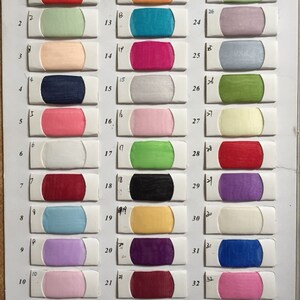 Puede incluir: Una carta de colores con 33 muestras de tela. Las muestras est&aacute;n dispuestas en tres columnas de 11 muestras cada una. Las muestras est&aacute;n numeradas del 1 al 33. Las muestras est&aacute;n hechas de una variedad de colores y texturas.