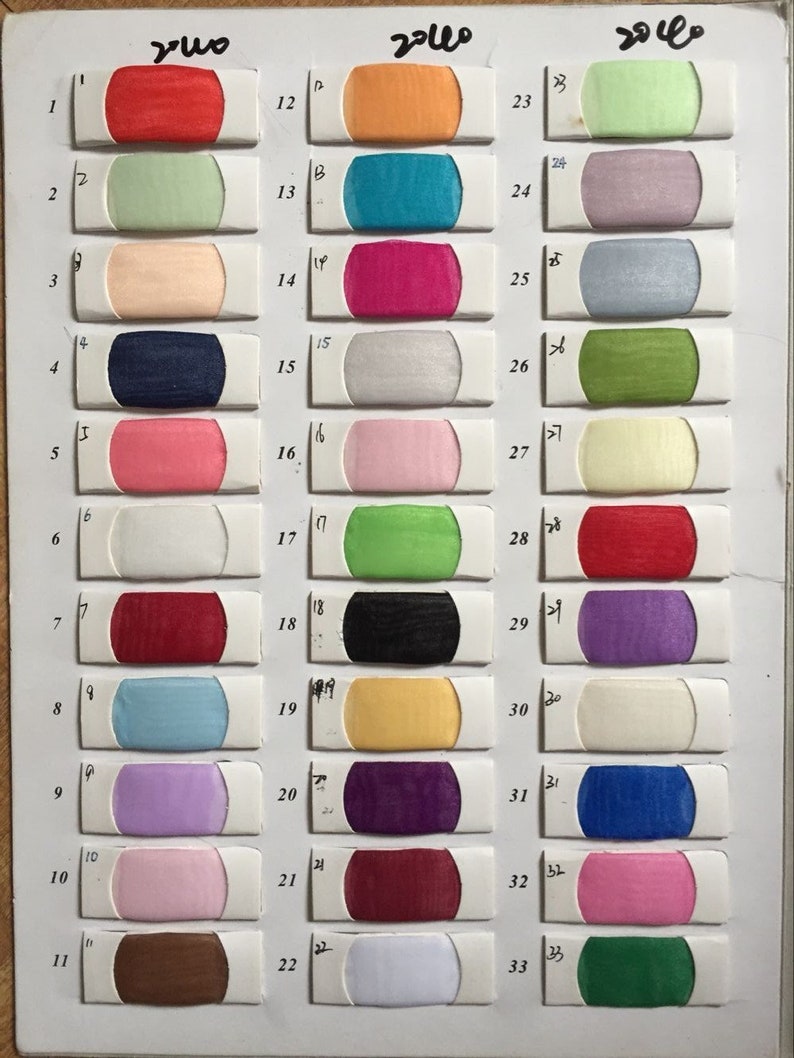 Puede incluir: Una carta de colores con 33 muestras de tela. Las muestras est&aacute;n dispuestas en tres columnas de 11 muestras cada una. Las muestras est&aacute;n numeradas del 1 al 33. Las muestras est&aacute;n hechas de una variedad de colores y texturas.